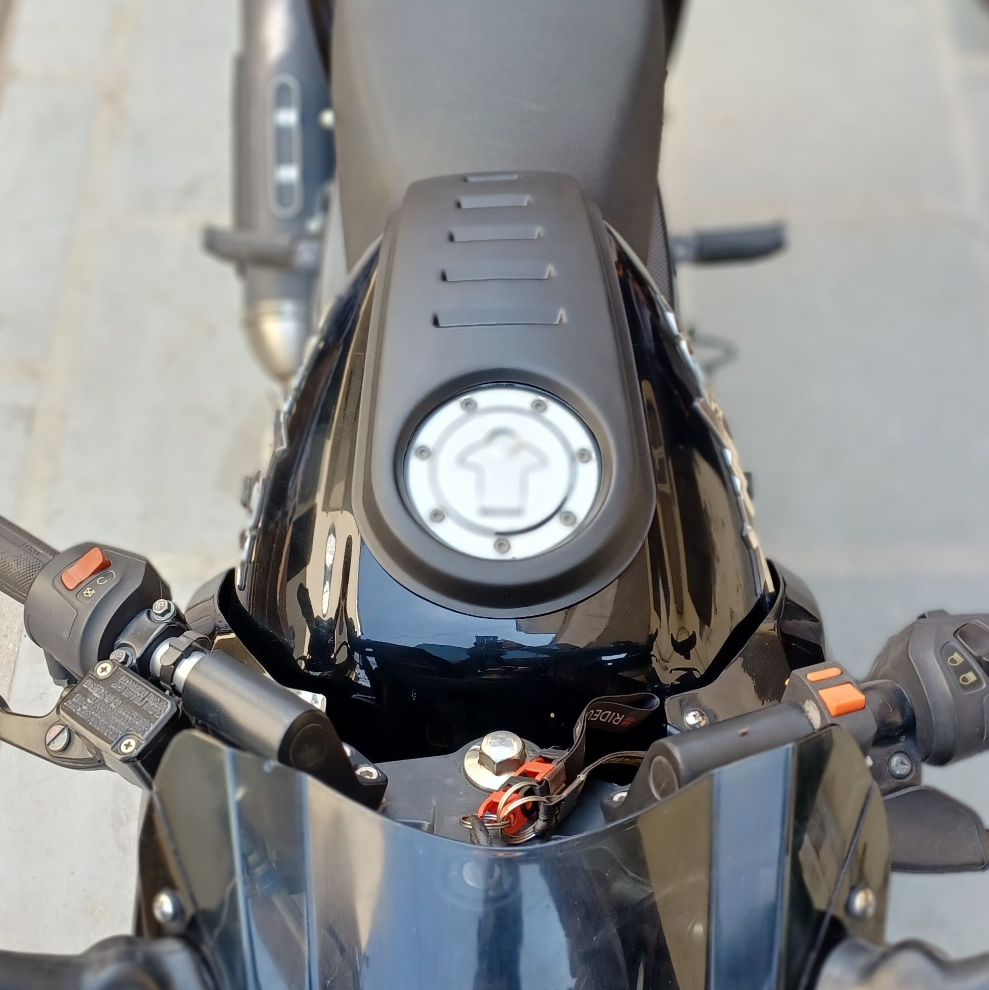 Bajaj pulsar deals tank cover