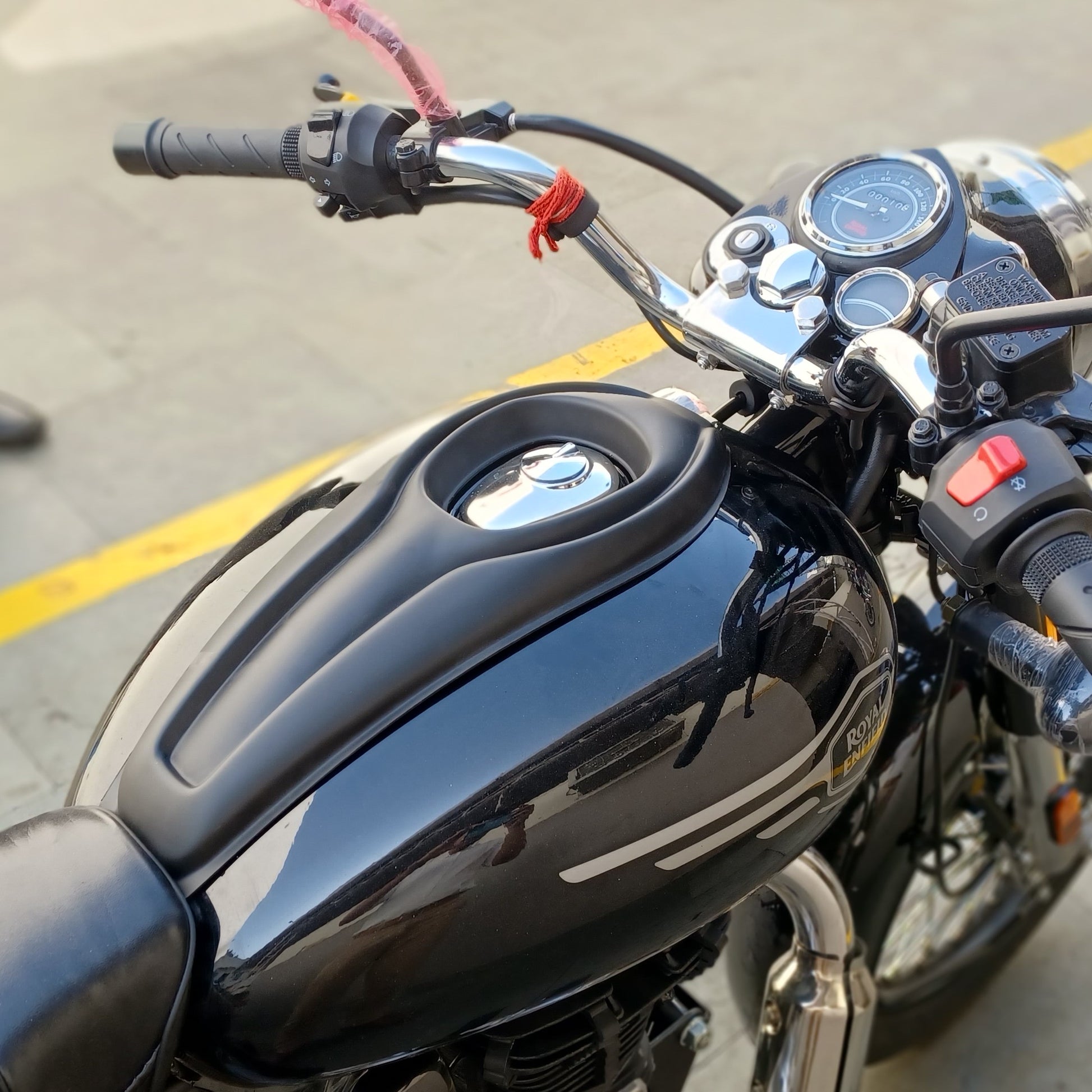 Royal Enfield Bullet Tank Protection | Best Tank Pad Cover | Tank Scratch Protection | Modified Looks | RE Bullet 350X | Saiga Parts Modification Accessories |