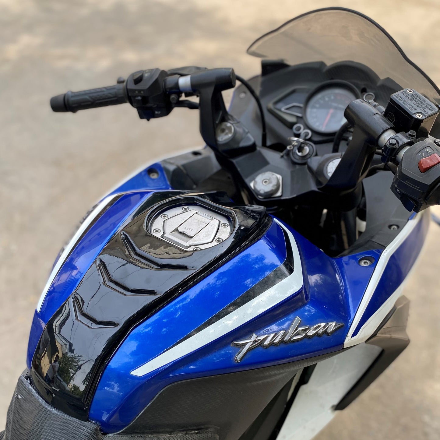 Bajaj Pulsar RS200 Tank Protection | Best Tank Pad Cover | Tank Scratch Protection | Modified Looks | Saiga Parts Modification Accessories |
